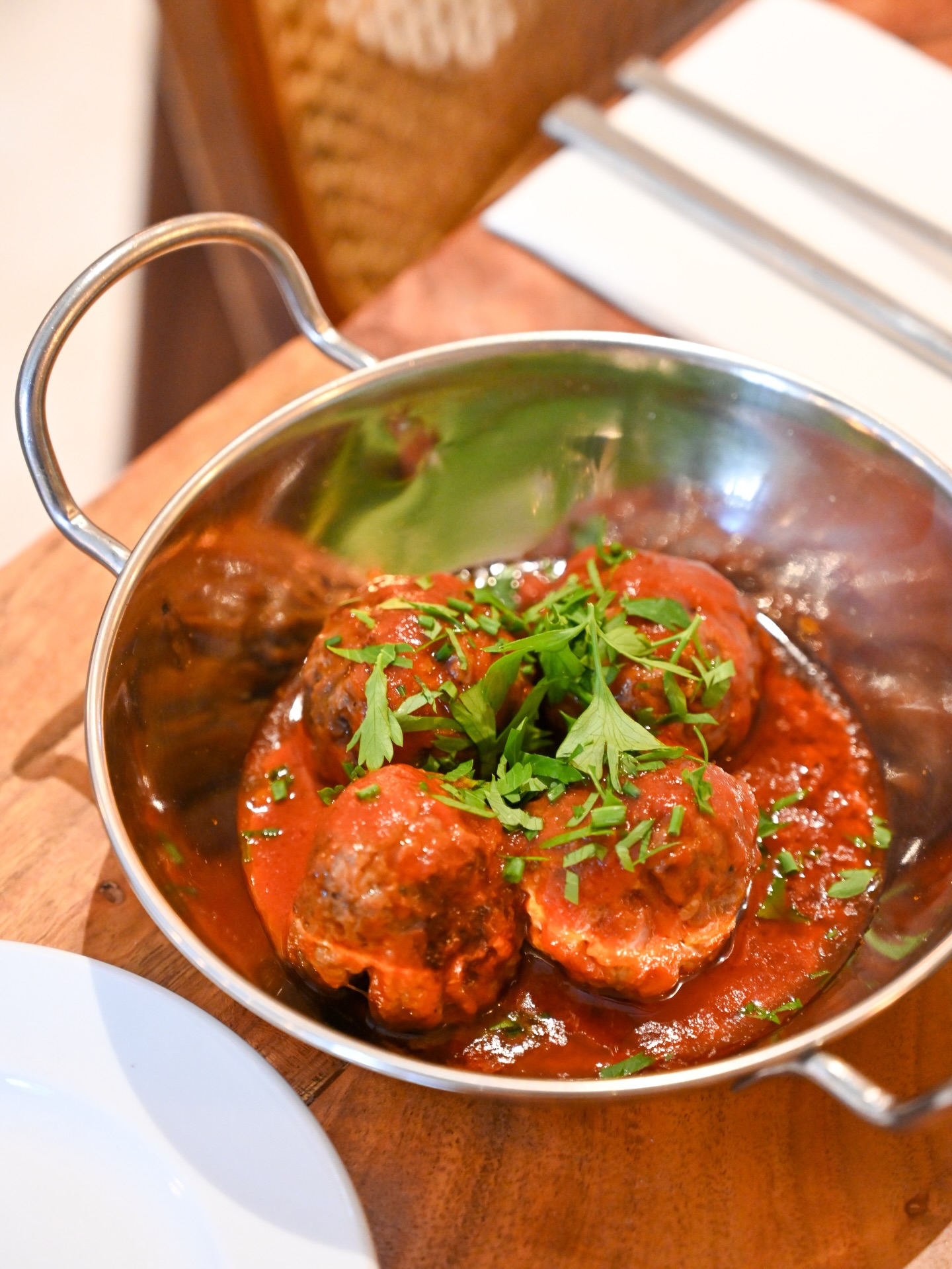 Keftedes servis chez KIMA, restaurant mediterraneen a Marseille