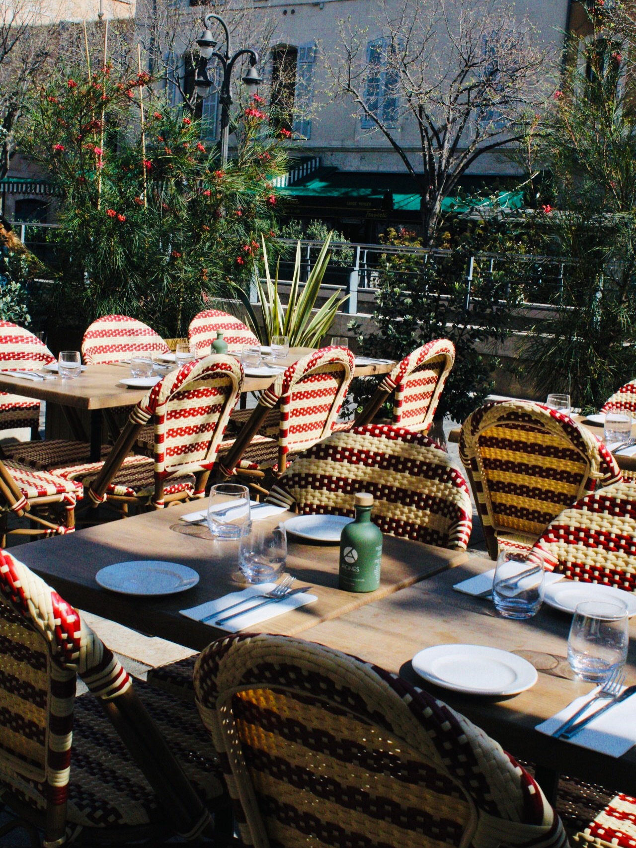 Terrasse ensoleillée du restaurant méditerranéen Kima à Marseille